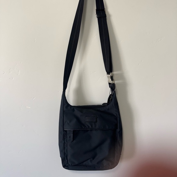 Coach Handbags - Coach Black Messenger Bag! Perfect for traveling and has tons of pockets✈️